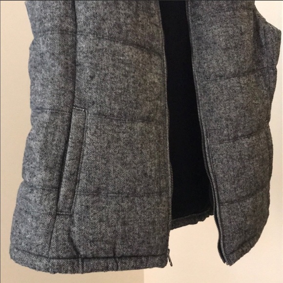 Old Navy Herringbone Puffer Vest Size Small - Picture 2 of 7